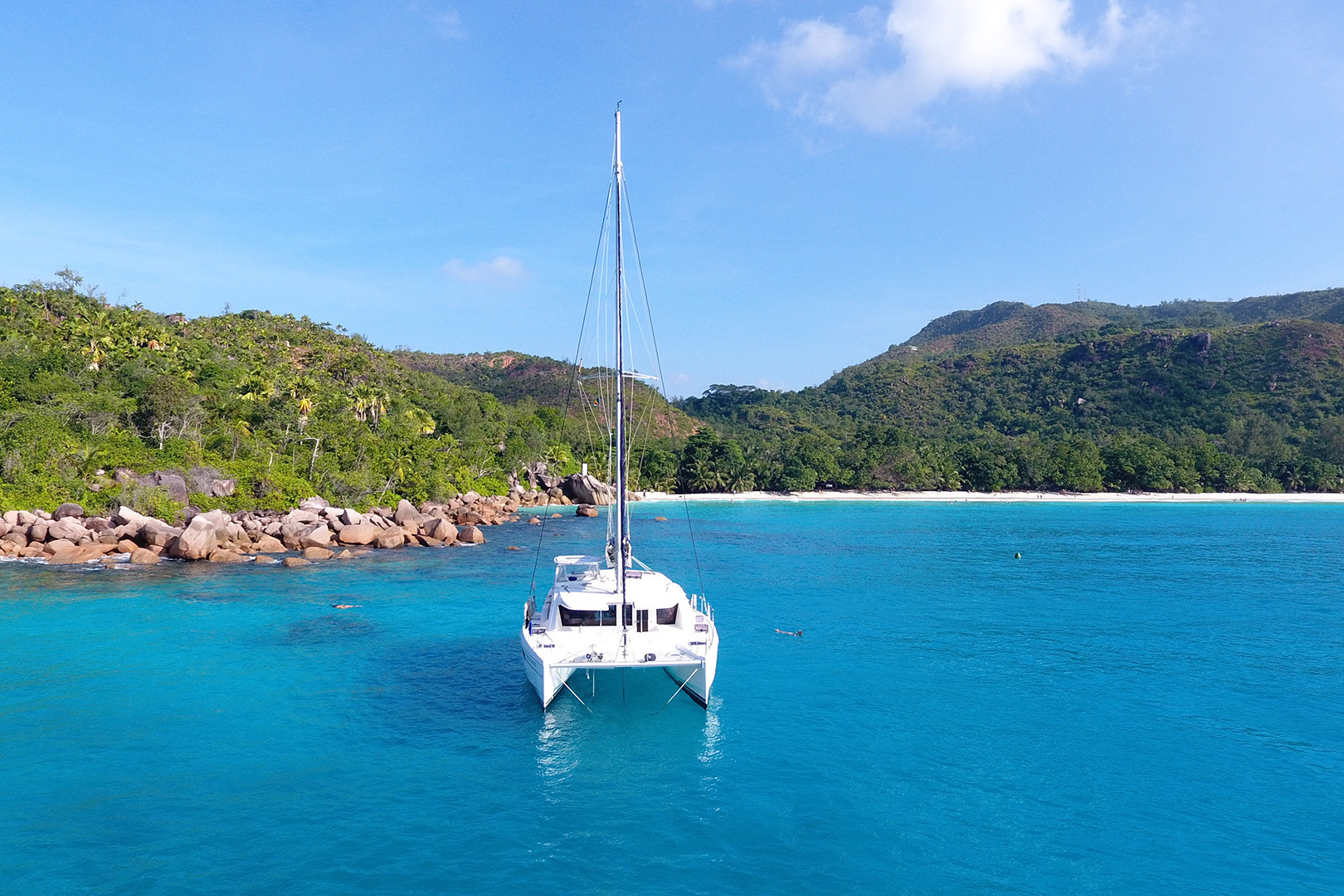 Croisières en mini-catamaran: une expérience inoubliable de paradis cachés, de romantisme et de liberté absolue