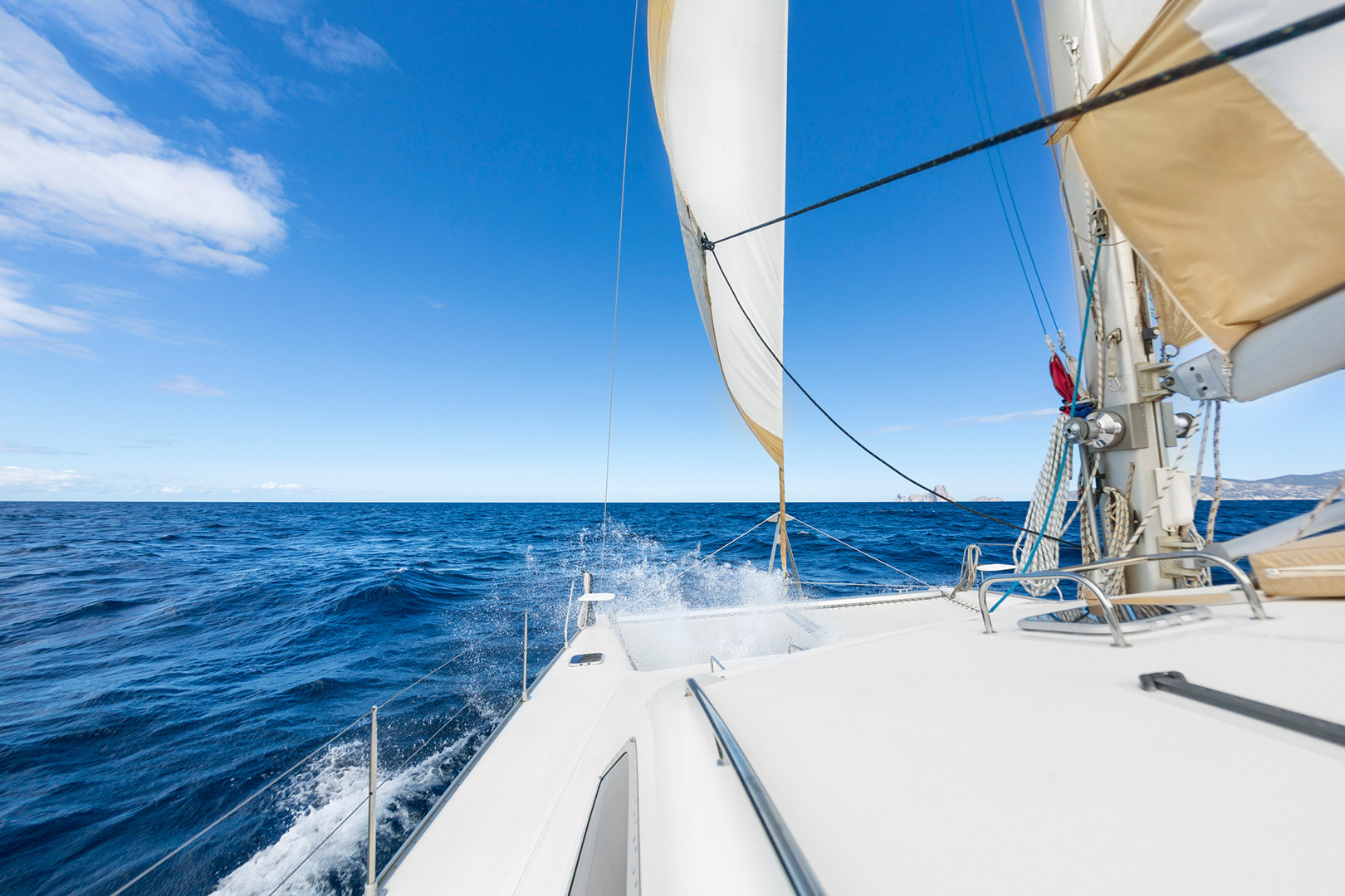 Immaginatevi a bordo di un moderno catamarano a vela, solcando le acque cristalline della Sardegna, un luogo dove l’eleganza e il comfort si fondono in un’esperienza senza eguali.