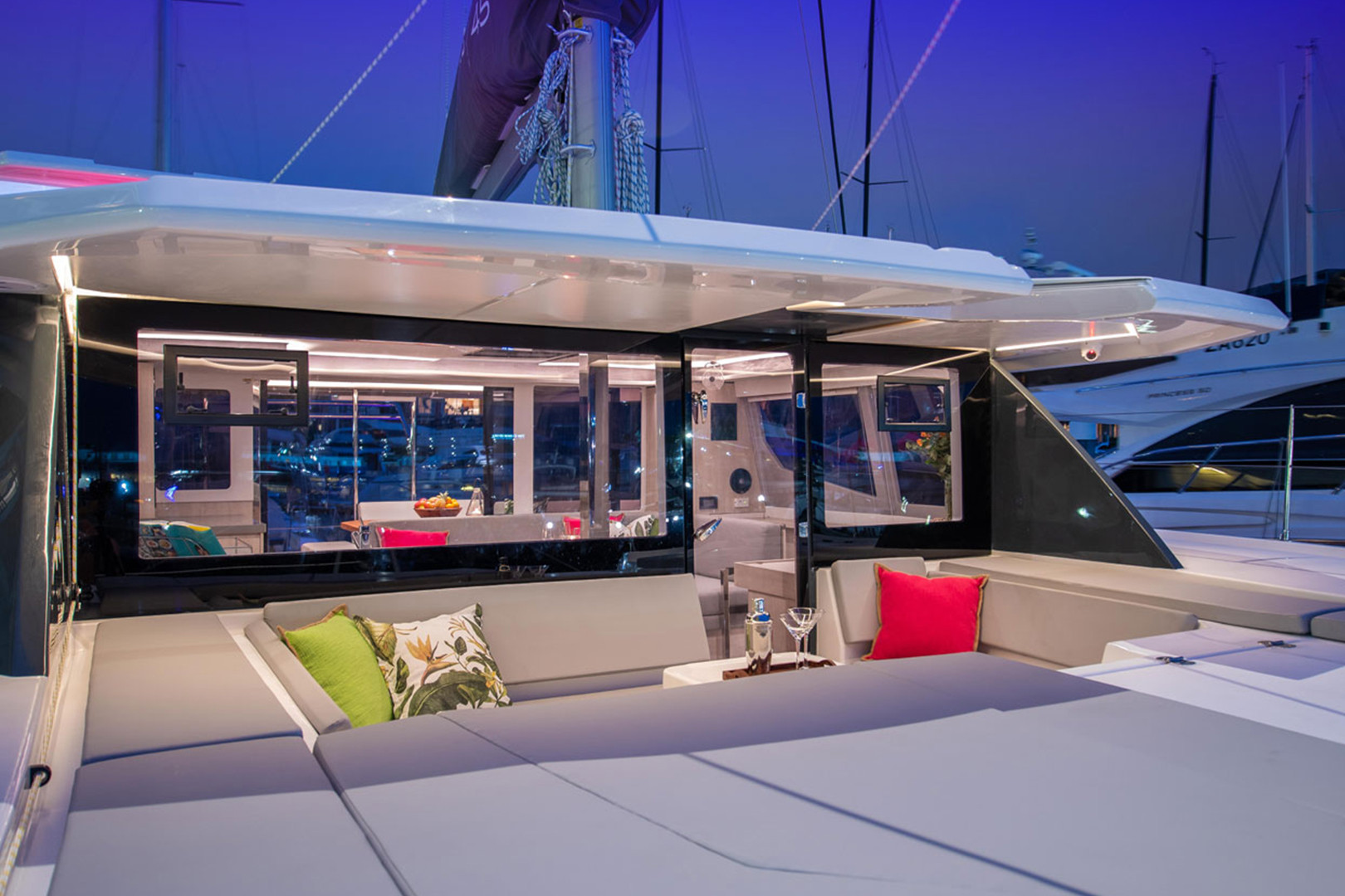 Vacanza da sogno a bordo di un catamarano: il lusso del noleggio con comandante e cuoco