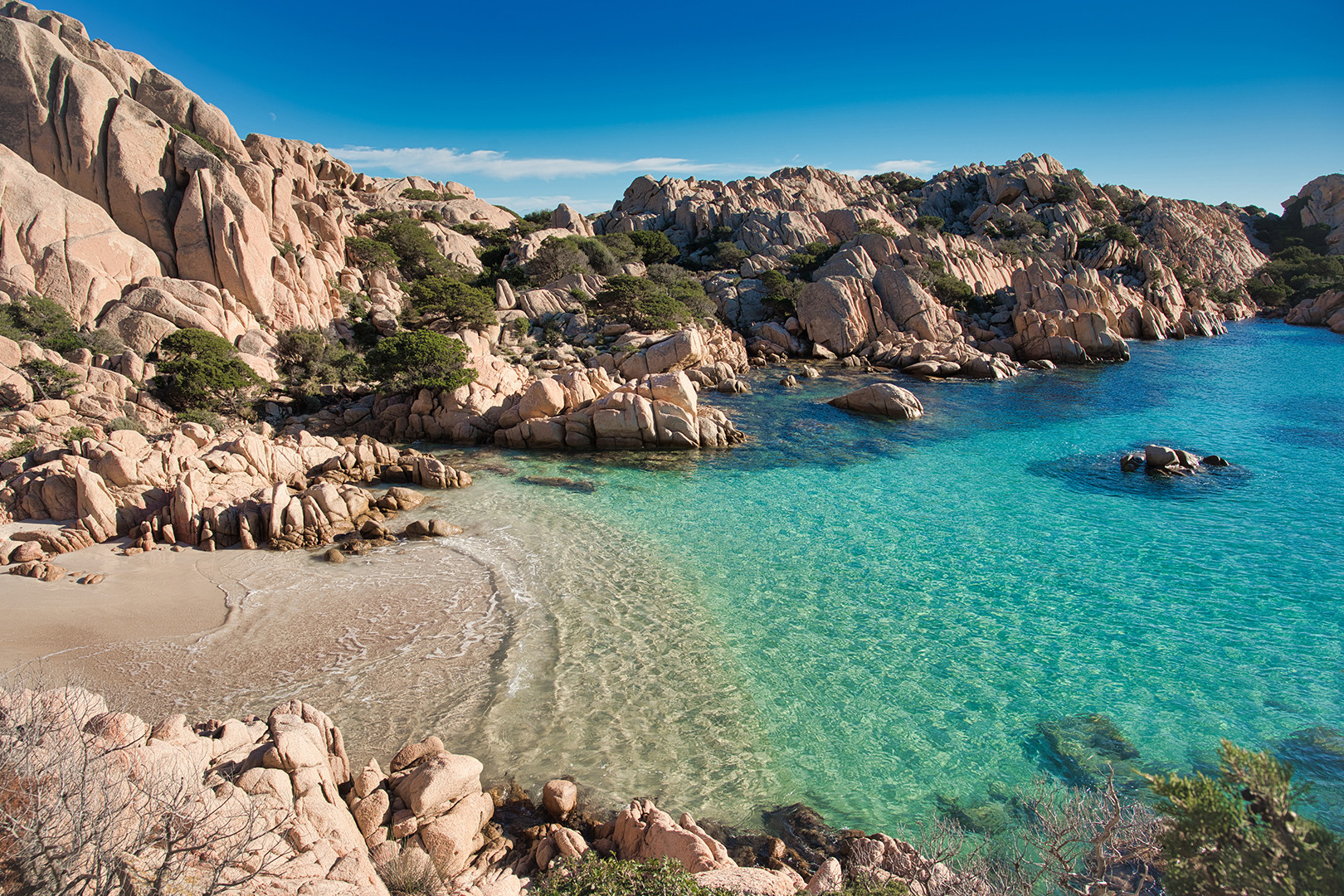 Explorer l'enchantement de Tavolara et Molara en catamaran: un paradis de plages et de nature sauvage